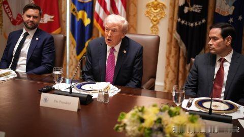 美国为和平计划，对乌克兰设定严苛的最后期限，并发出最后通牒美国威胁乌克兰，