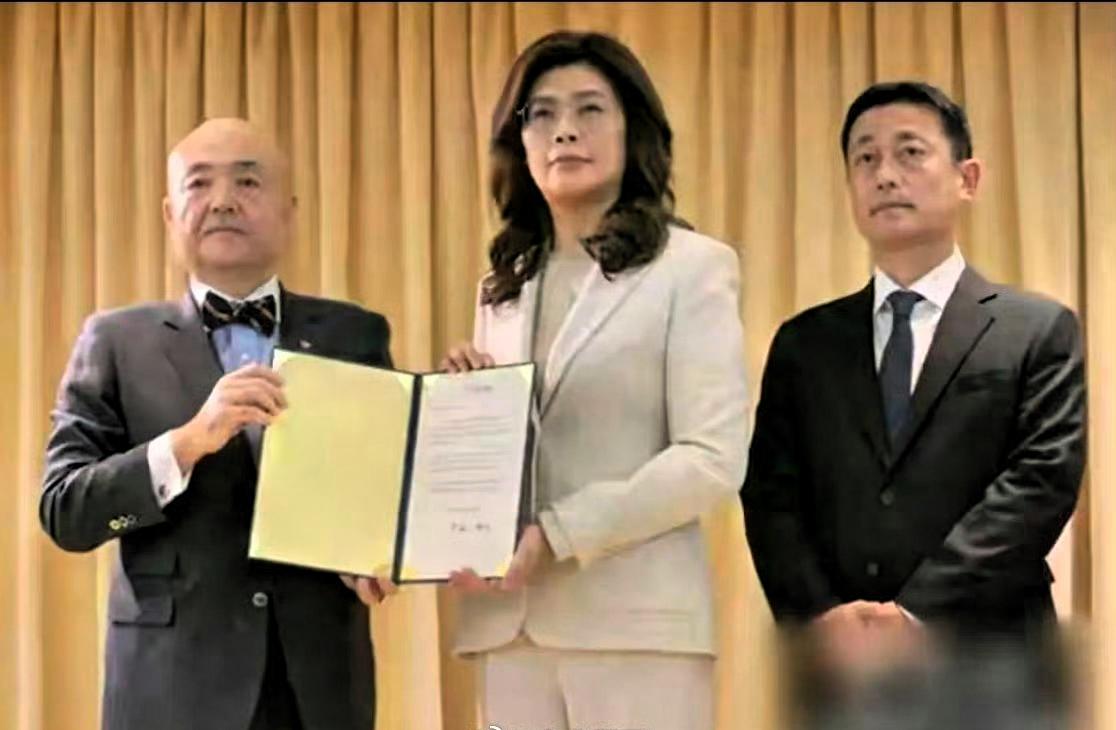 岛内某些人妄图佯装不知、装聋作哑，终究还是破绽百出、露出马脚。他们争先恐后地