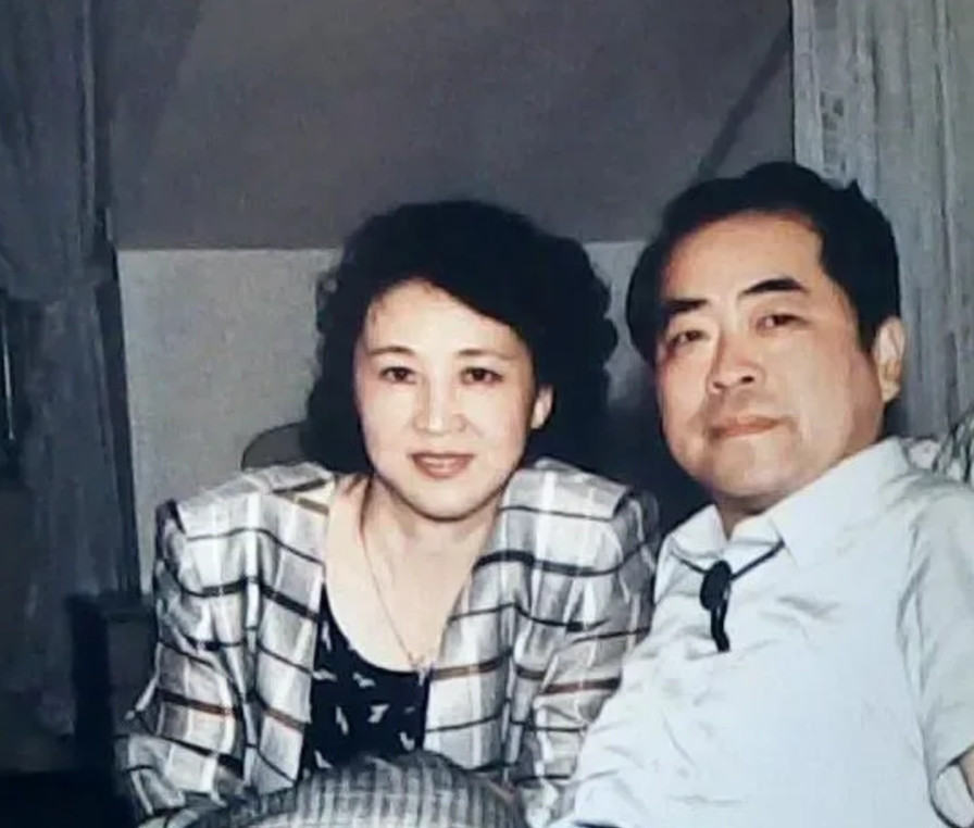同样是名人，同样是再婚夫妇，共同度过四五十年，伉俪情深。范曾和平鑫涛，在生命的暮