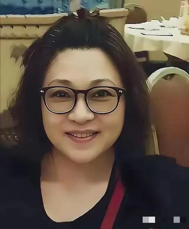 这是李连杰的前妻黄秋燕和李连杰后来结合的妻子利智的老年照片。随着岁月的流逝当年的