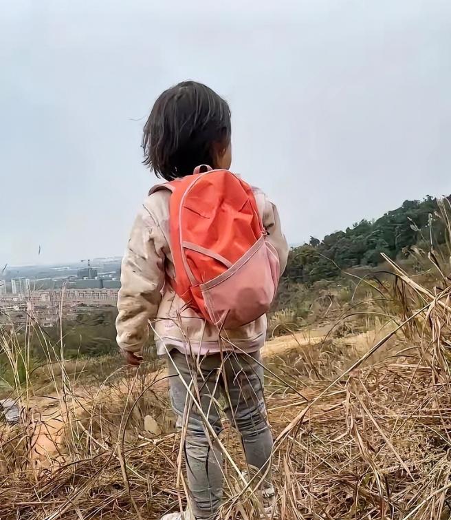 泪目！一对夫妻离婚后，留下一个女儿和丈夫生活。 小女孩7岁上学了，父亲为了生