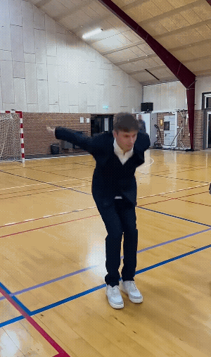 美国高中，男生人人都会后空翻，有评论说，这才是真正的体育强国，而不是那些靠着奖牌