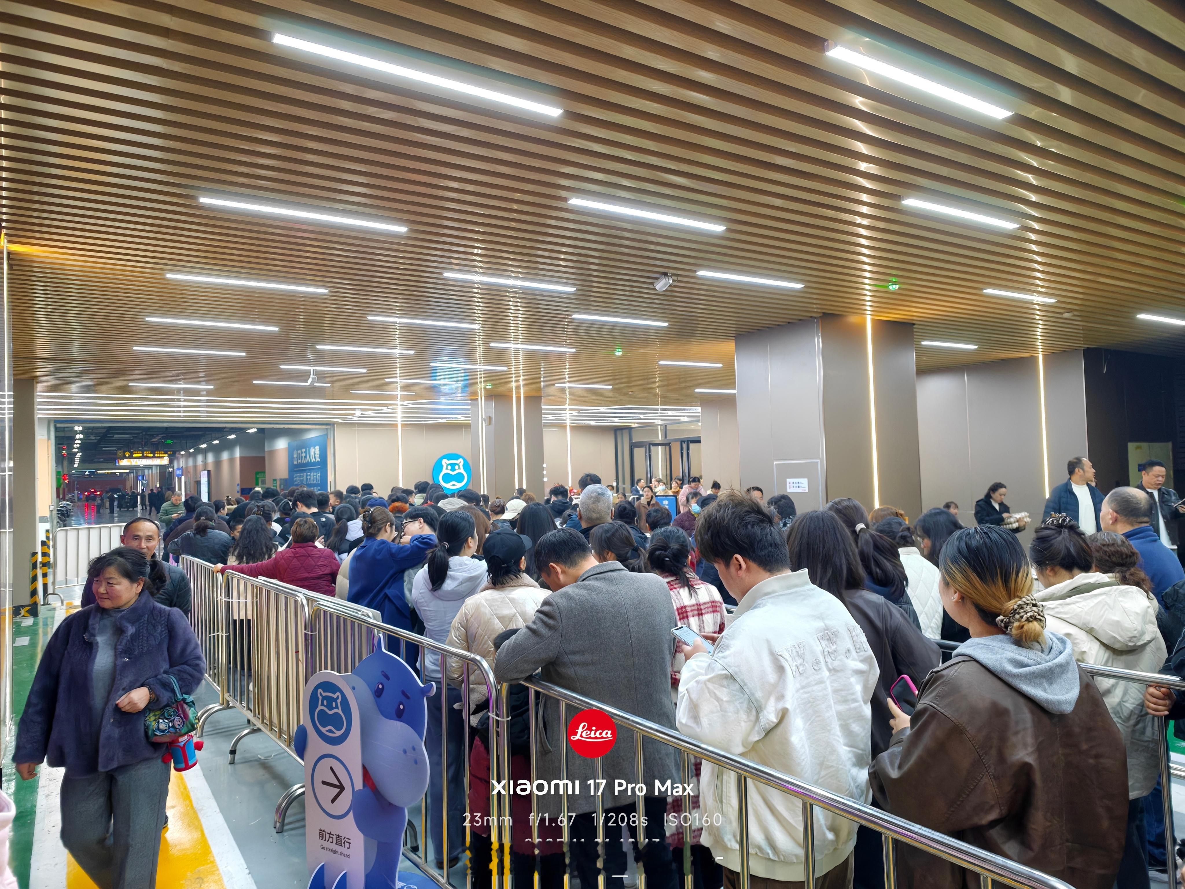 蚌埠的盒马今天上午开业，我想着晚上来看一下。这都晚上7点了，队竟然能排成这样，不