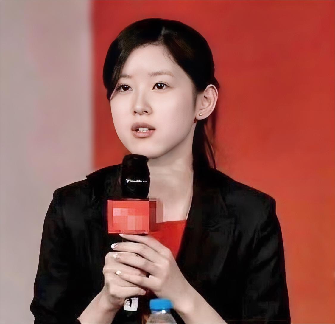 章泽天大学时期旧照曝光，和现在对比变化还挺大的，青涩学生感满满，难怪刘强东会在这