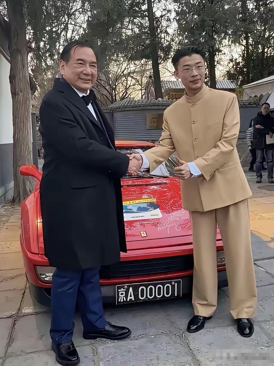 郭有才老师确实有才，看身后车牌京A00001，就知道郭有才已经进入上流社会圈里了