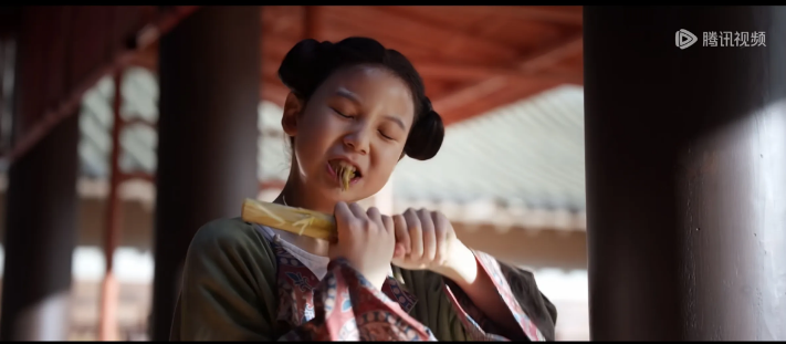 《长安的荔枝》岳云鹏吃甘蔗第三集岳云鹏饰演的郑平安为了保命顶替右相麾下马归云去