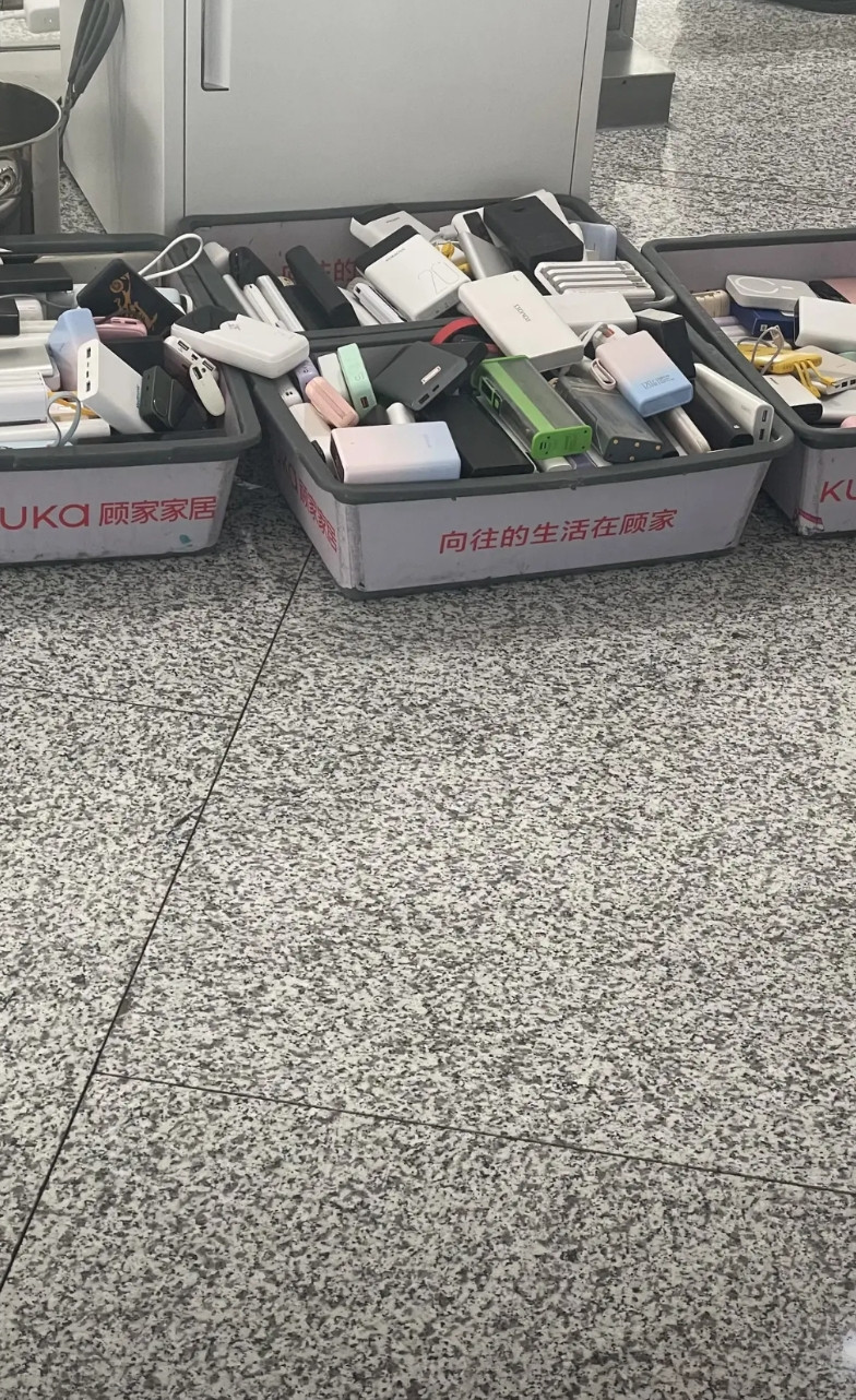 机场检查充电宝人在乌市天山机场，机场进入安检刷证件的地方就会检查充电宝。没有3