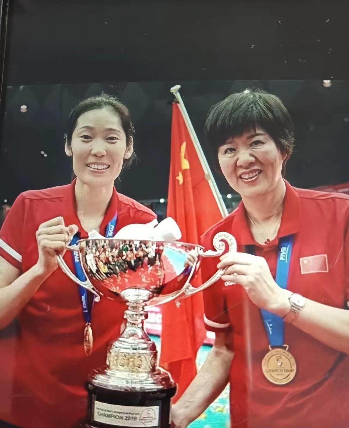 还是郎平看透了中国女排的本质郎平二次回国执教，实早就可以躺在功劳簿上过舒服日子