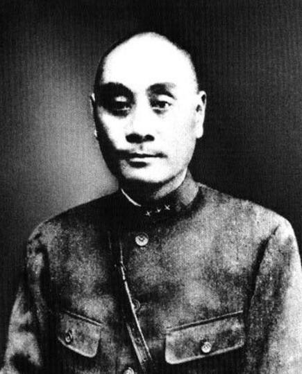 刘夫人周氏乃刘湘原配，不仅大字不识一个，而且长得粗眉大眼凹额头，模样很不好看。