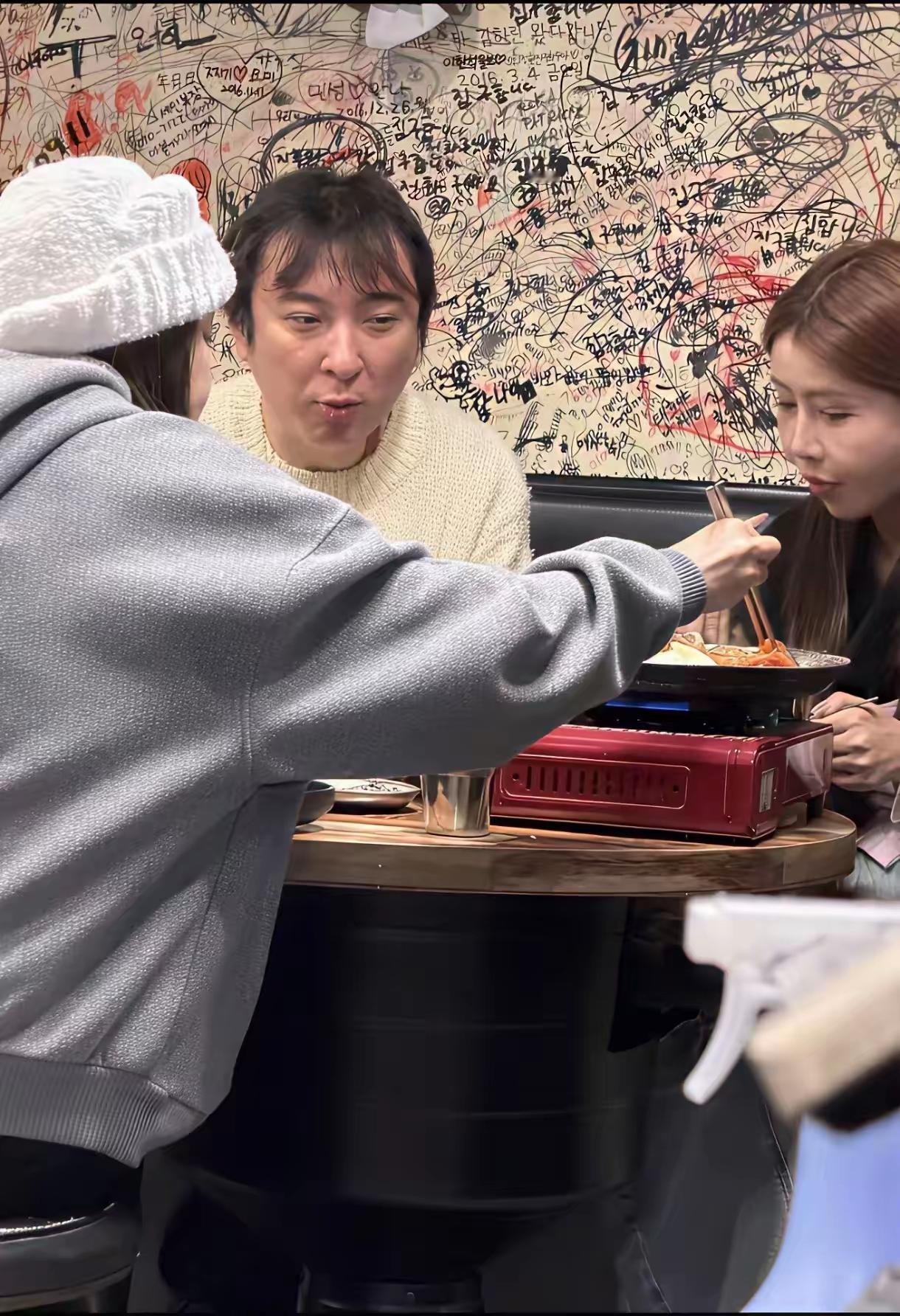 对于这种富二代，在创业与养废之间选择的话，无疑养废是其最好的归宿！这要是在我们