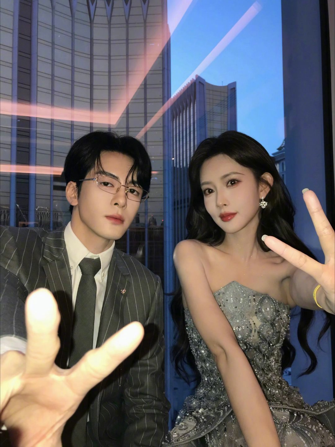 曾舜晞文案尺度湾区晚会曾舜晞晒和孟子义合影，自称配文是孟子义要求的[大笑][哈哈