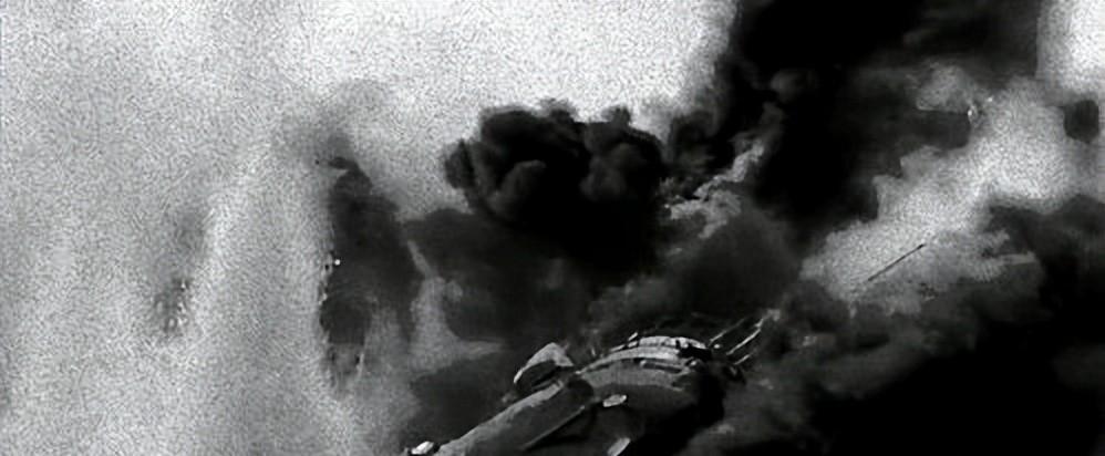 两个字，就能总结甲午战争：内斗。定远舰炮管上晾裤衩，不是士兵懒，是没人把这支