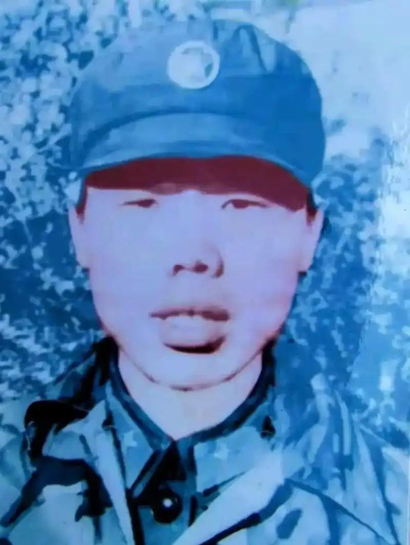 李涛是个23岁的退伍兵，本来准备回家的，结果听说打仗就又报名了。他在后勤学院学过