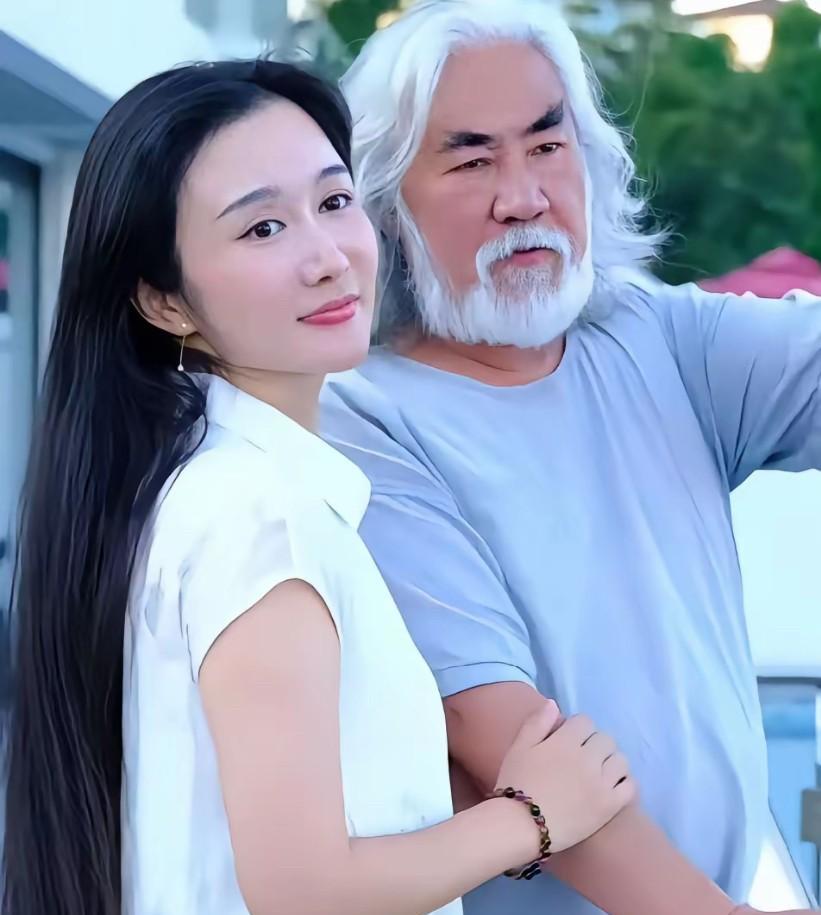不得不佩服张纪中，让一个小自己20多岁的女人死心塌地的跟着他，还给她他生了这么多