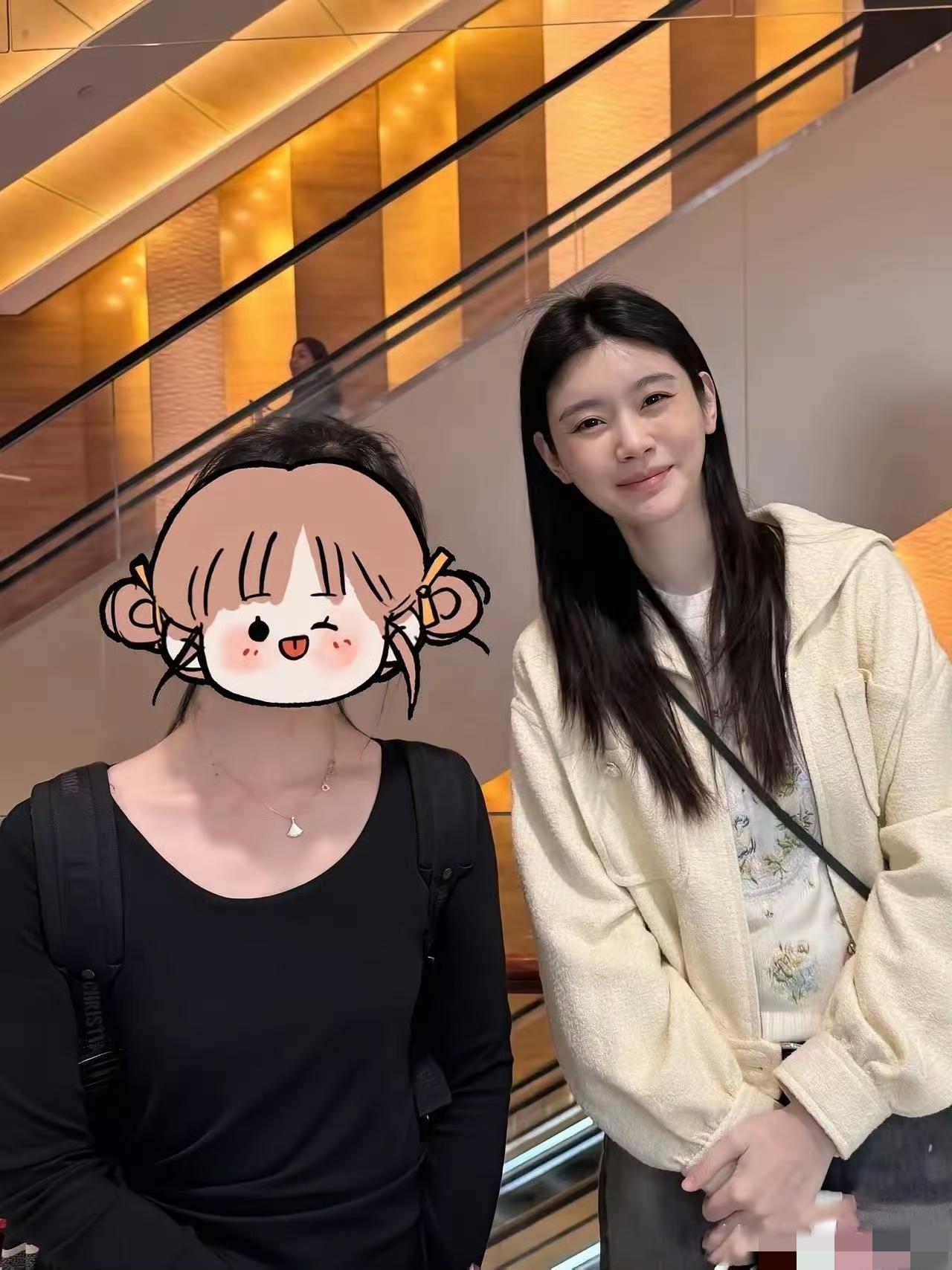 奚梦瑶与路人合照时，状态清新自然，宛如校园里的女大学生，气质纯净柔和，令人倍感舒