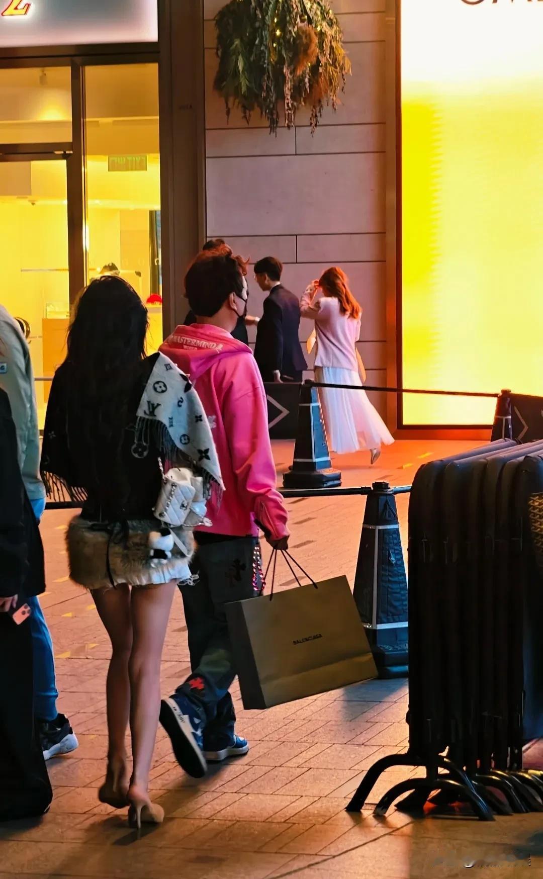 王思聪现身香港，他烫着一头小卷发，身形微胖，穿着他最爱的粉色外套，墨绿色运动裤，