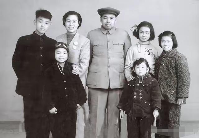 1985年，许世友上将刚下葬，夫人田普就带着行李去了北京，拒绝亲儿子的五星级照顾