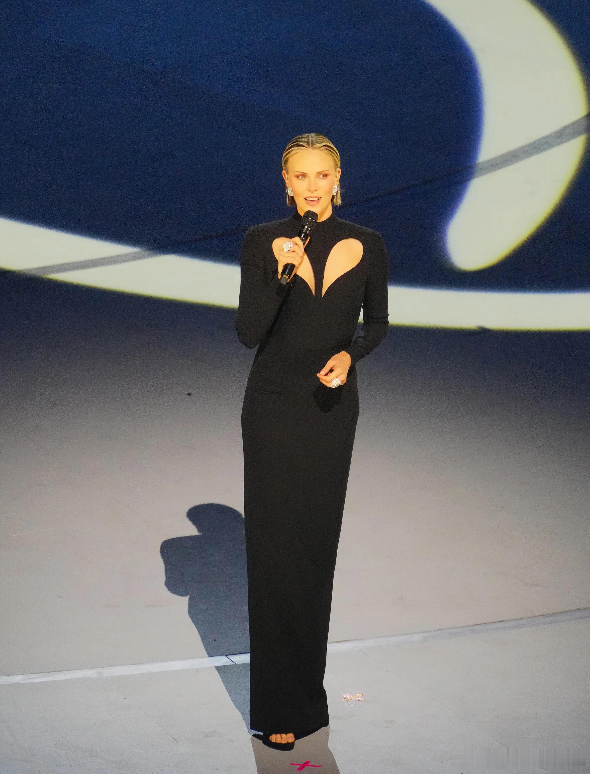 查理兹·塞隆一身范思哲黑色礼服现身2026年冬季冬奥会开幕式，以联合国和平大使的