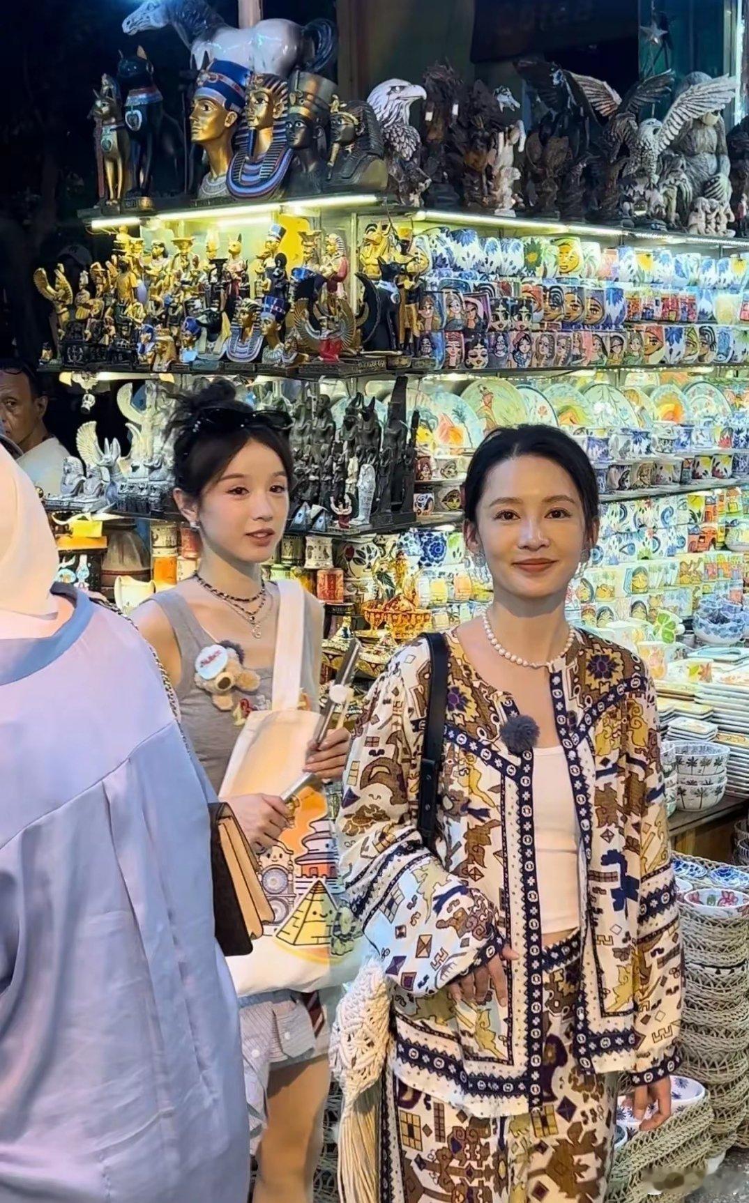 网友开罗偶遇李沁等一众明星，李沁成了最亮的焦点，美丽动人。​​​