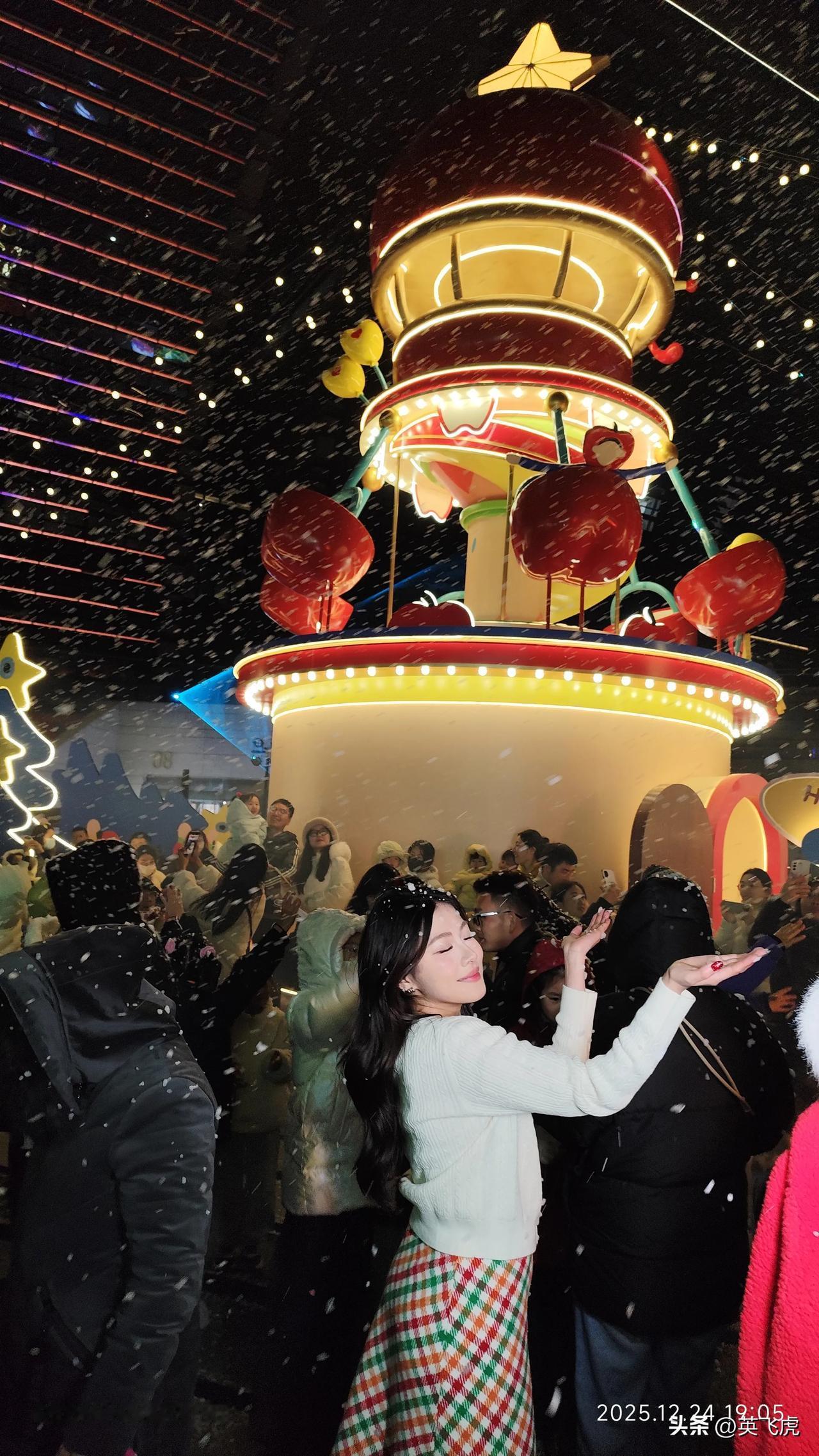 常州市民广场平安夜的欢乐场景[呲牙笑]