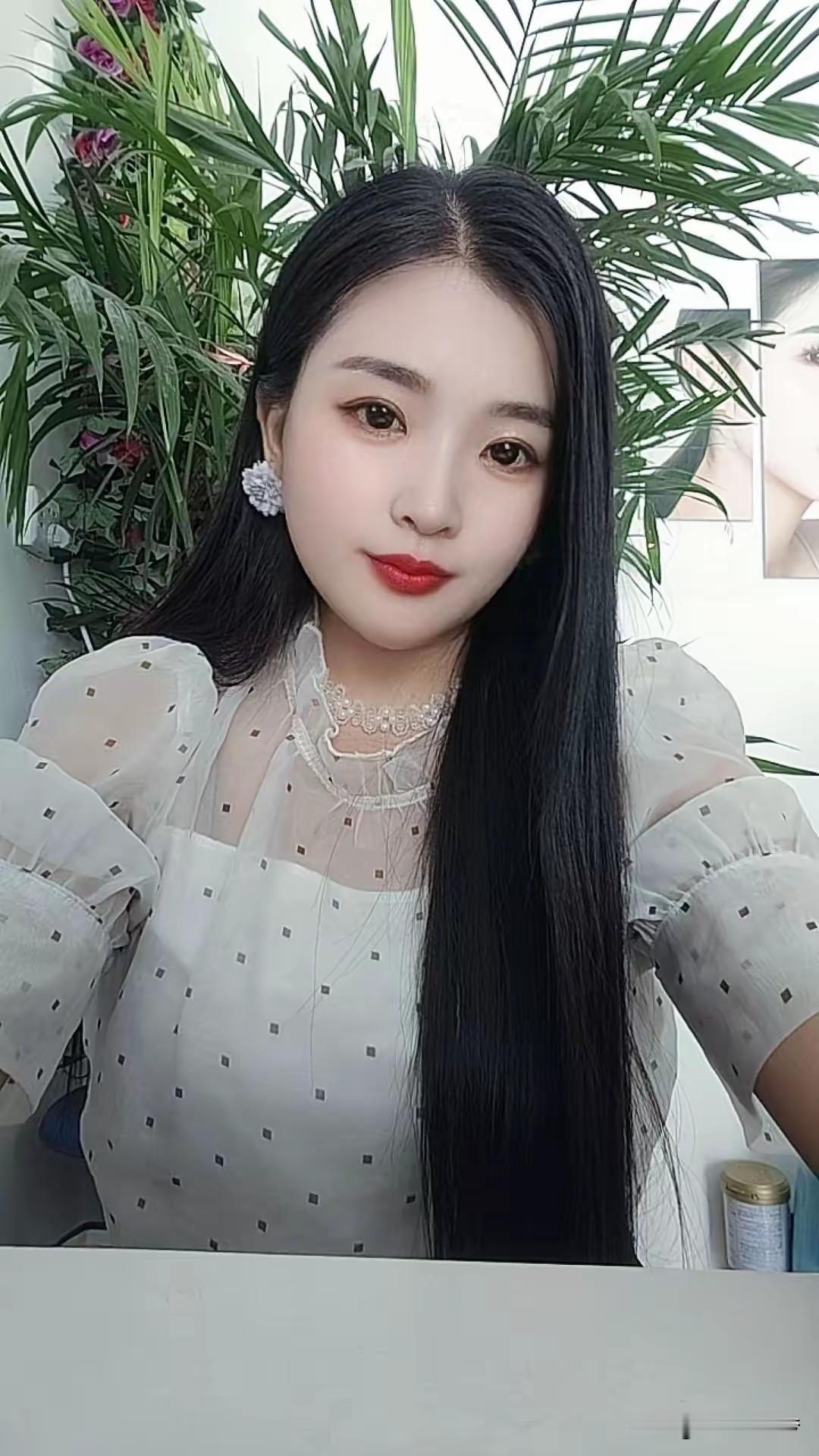 红楼梦第五回薛姨妈让周瑞家的送宫花情节很有趣。红楼梦尊贵