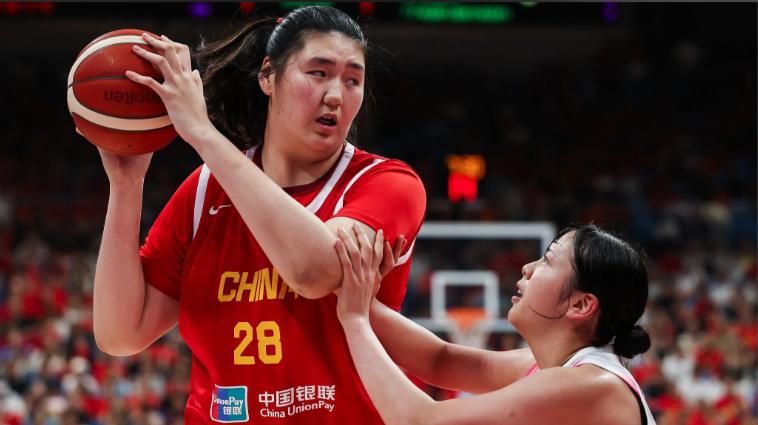 🏀2米26的姑娘一上场，对面四个人全成摆设了中国女篮70-67尼日利亚。热
