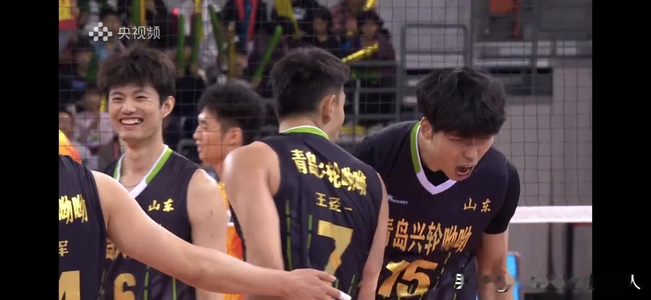 山东男排3:0战胜福建男排夺冠！第一局山东赢得相对轻松。第二局顽强的福建队一直