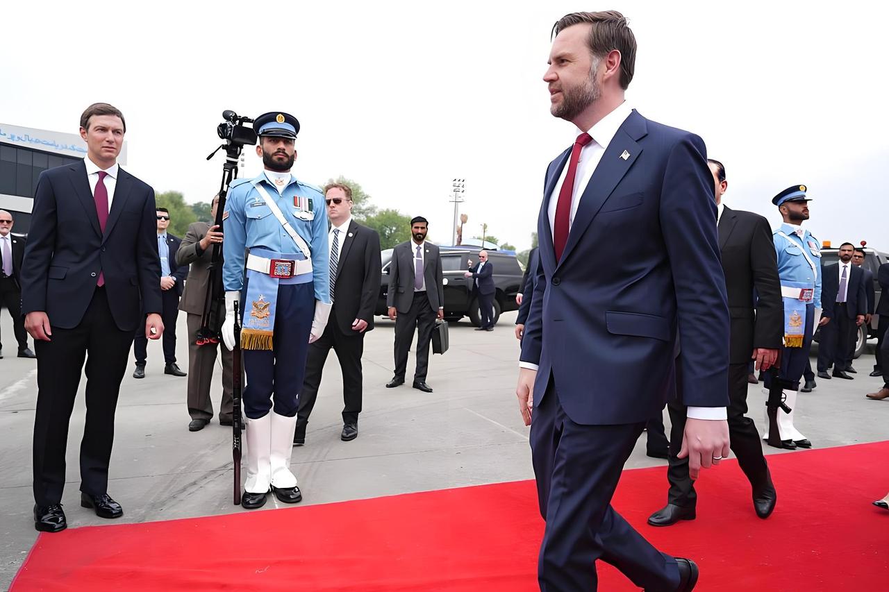 万斯带300人赴“鸿门宴”？这哪里是谈判，分明是特朗普的“政治真人秀”！等了