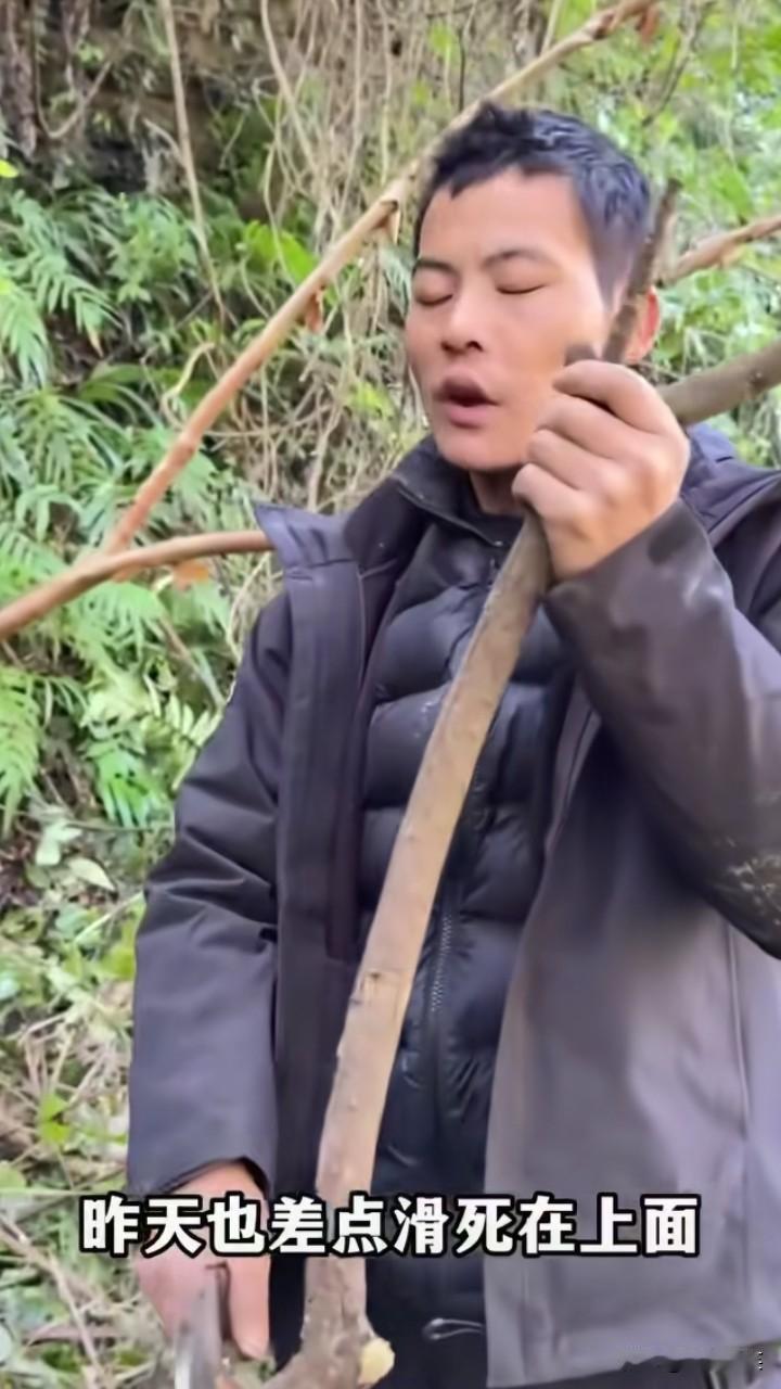 “刀疤哥”之所以退赛，大概率是得罪了品牌方，之前就说品牌方的鞋子像“溜冰鞋”，太