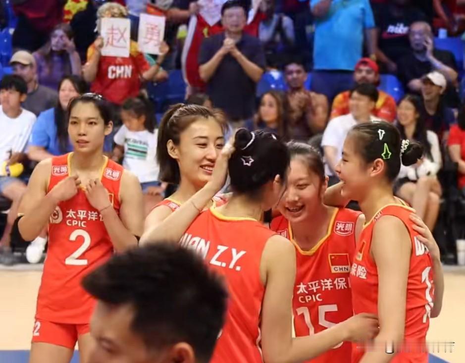 好好暖心温馨的一幕啊！赢德国女排赛后，中国女排的四位副攻手媛媛、小万，厚羽、奥芊