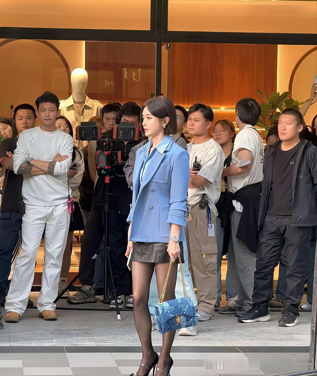 秦岚脚上怎么还缠着绷带呢？