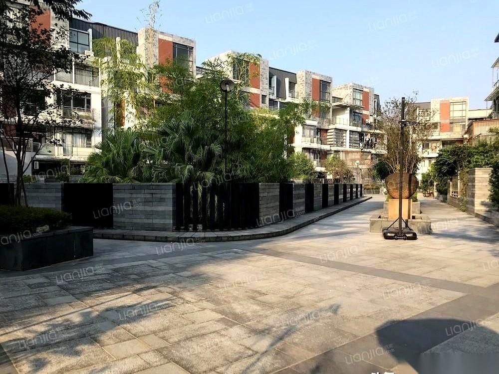 南沙境界一套210平的五房叠墅调价7次熬了363天，以176.8万成交。同小区