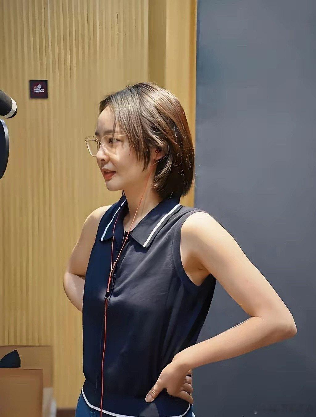 电视上看着一般般，真人巨漂亮，还很随和！