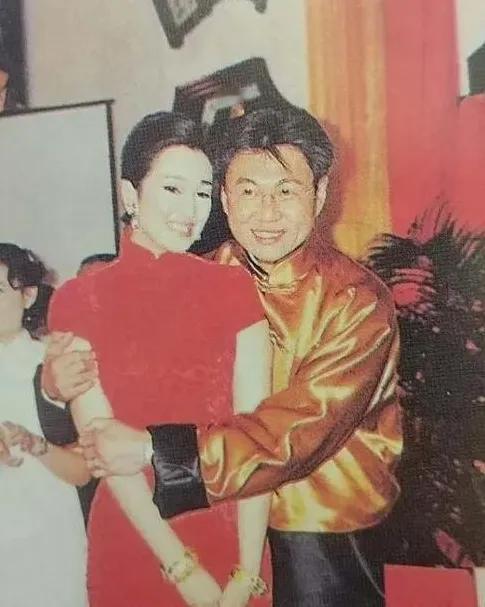 1996年，巩俐和富商黄和祥大婚。婚礼现场，抱得美人归的黄和祥喜笑颜开，与巩俐大