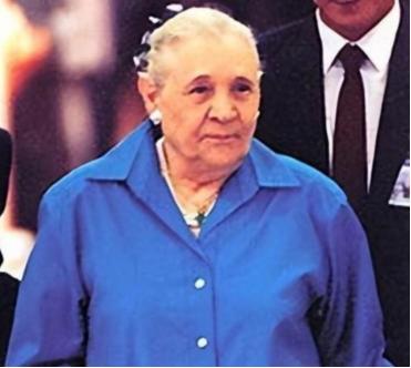 ☁1939年，蒋经国的妻子蒋方良正在屋内行走。突然，她脱光了自己的衣服，从