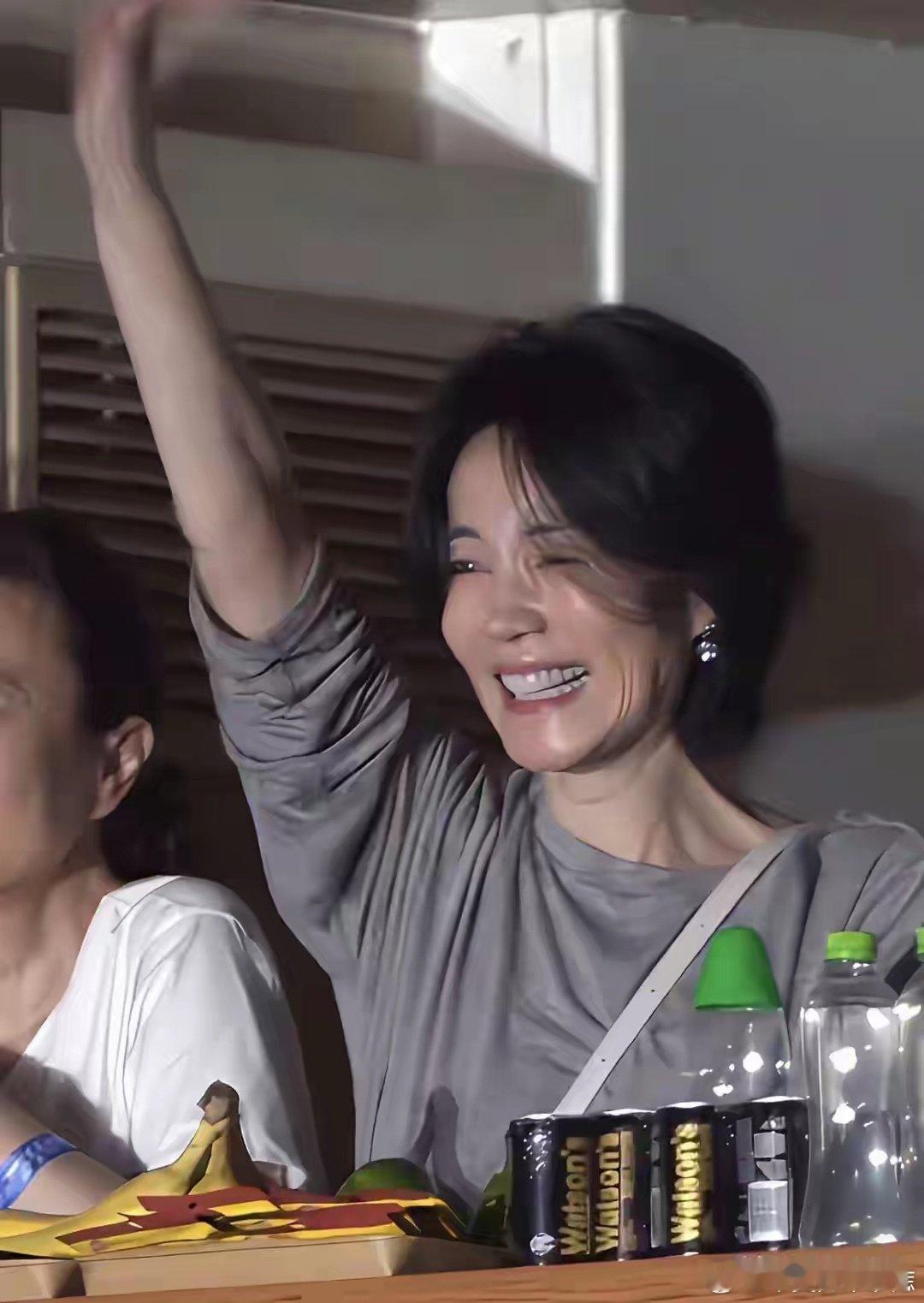 王菲现身那英演唱会！素颜白发、戴老花镜看手机：不装不老，才是顶级从容​