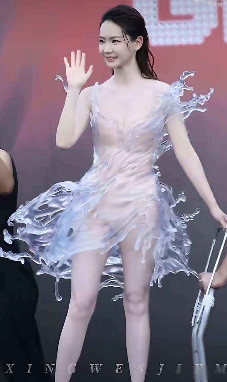 戚薇浪花装成焦点，设计争议引热议，网友热议如何穿着