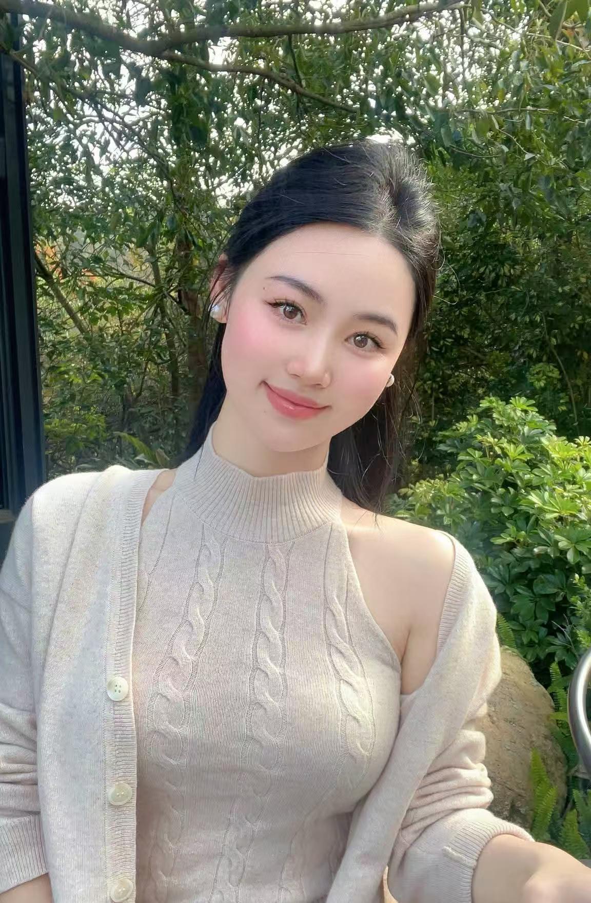 拍照姿势真的太重要了，一个好姿势能让照片瞬间出彩。我平时拍照就很注重姿势。手部动