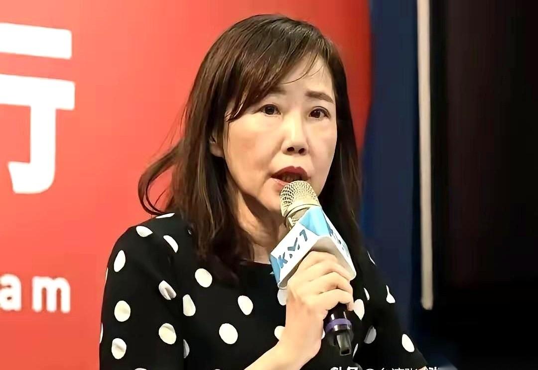 前国民党文传会主委尹乃菁辞职了。官方通稿写得很体面：身体抱恙，免疫力下降。但这
