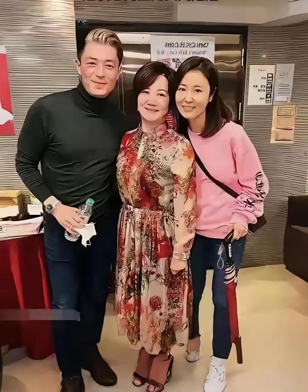 去年霍建华陪林心如回娘家，和丈母娘合影超接地气。他淡出荧屏四年，生活随性，不包装