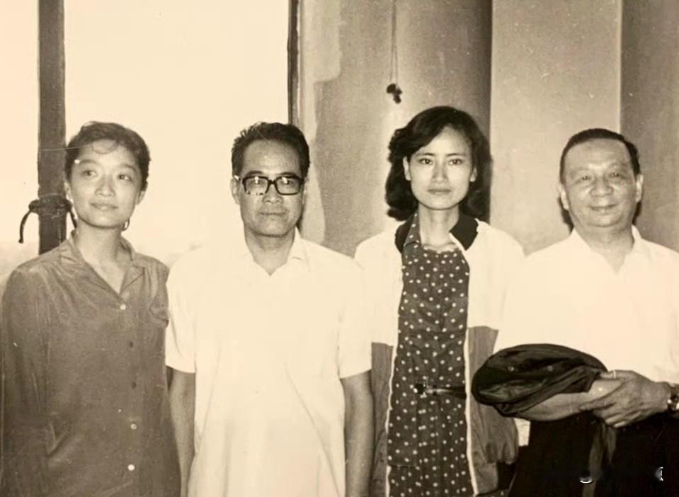 这张老照片里的2位女士，是八十年代的电影明星。左一这位参演过《巴山夜雨》《城南