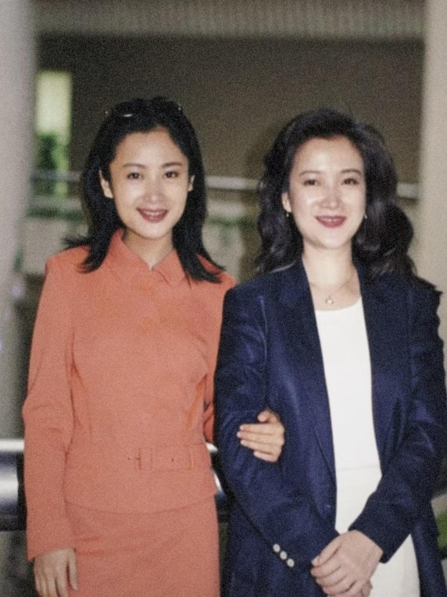 陈红年轻时素有大陆第一美女的美誉，可当她和同期女星何晴同框合影时，不难看出何晴在