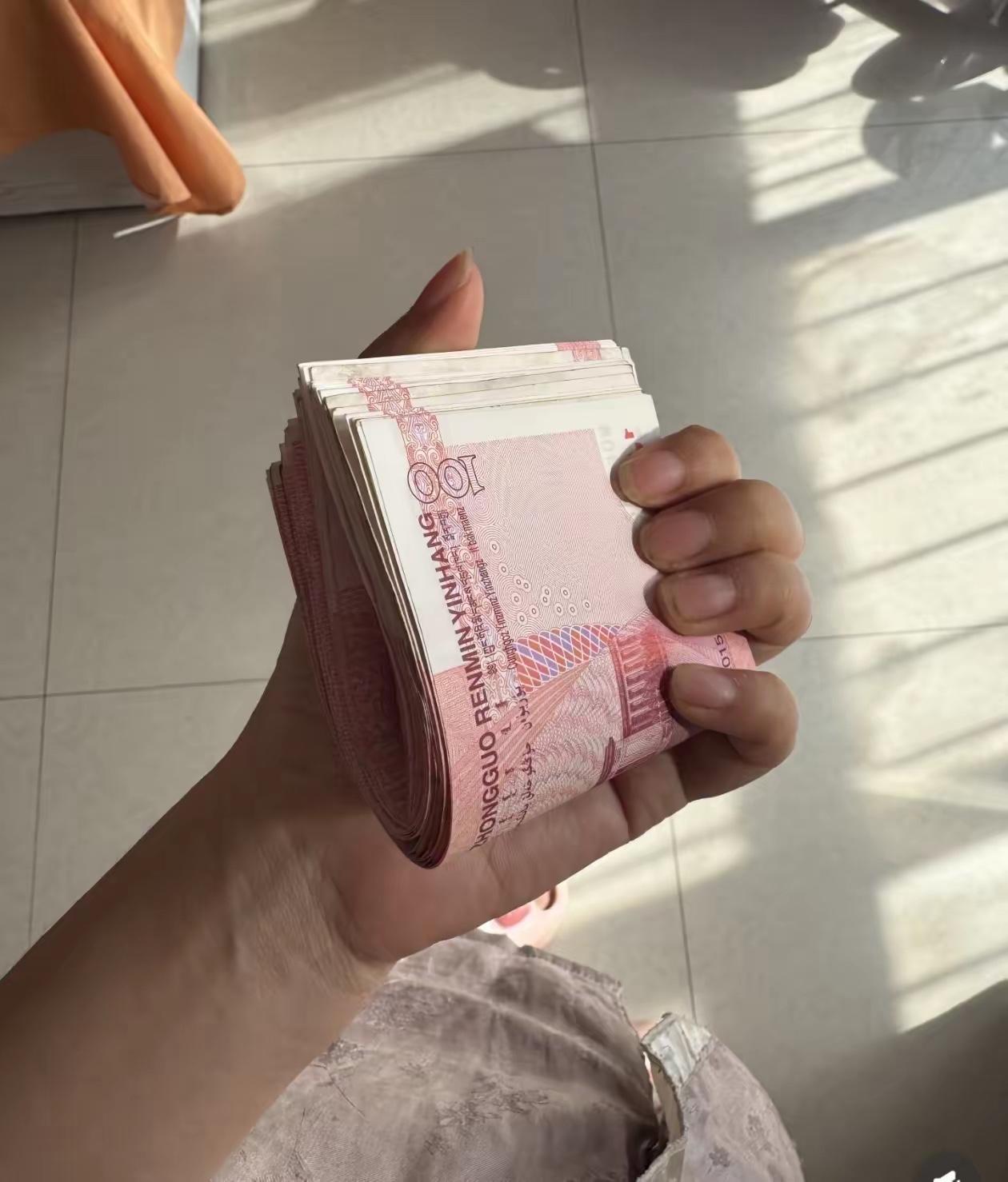 中秋节，我瞒着我爸，偷偷去看了5年多没有来往的二叔。回来的时候，我硬塞给了二叔5