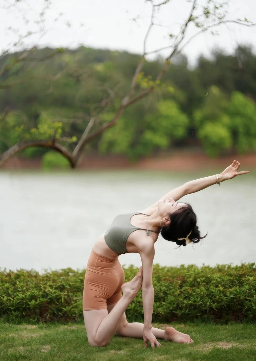 在湖边做瑜伽，感受自然的宁静与美好。
