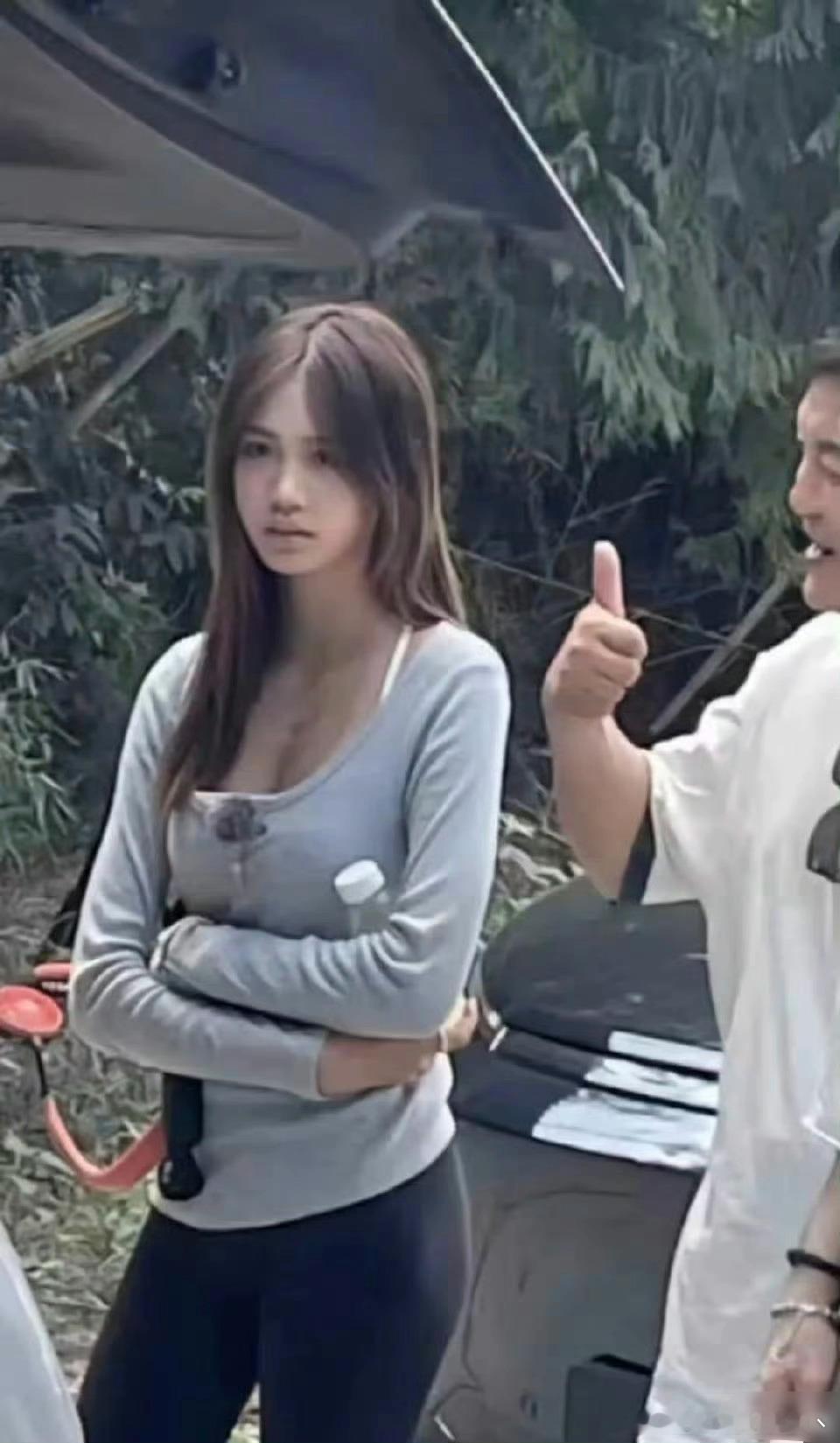 电视上看着一般般，真人巨漂亮。真是遗传到妈妈的优点，缺点一点都没有。