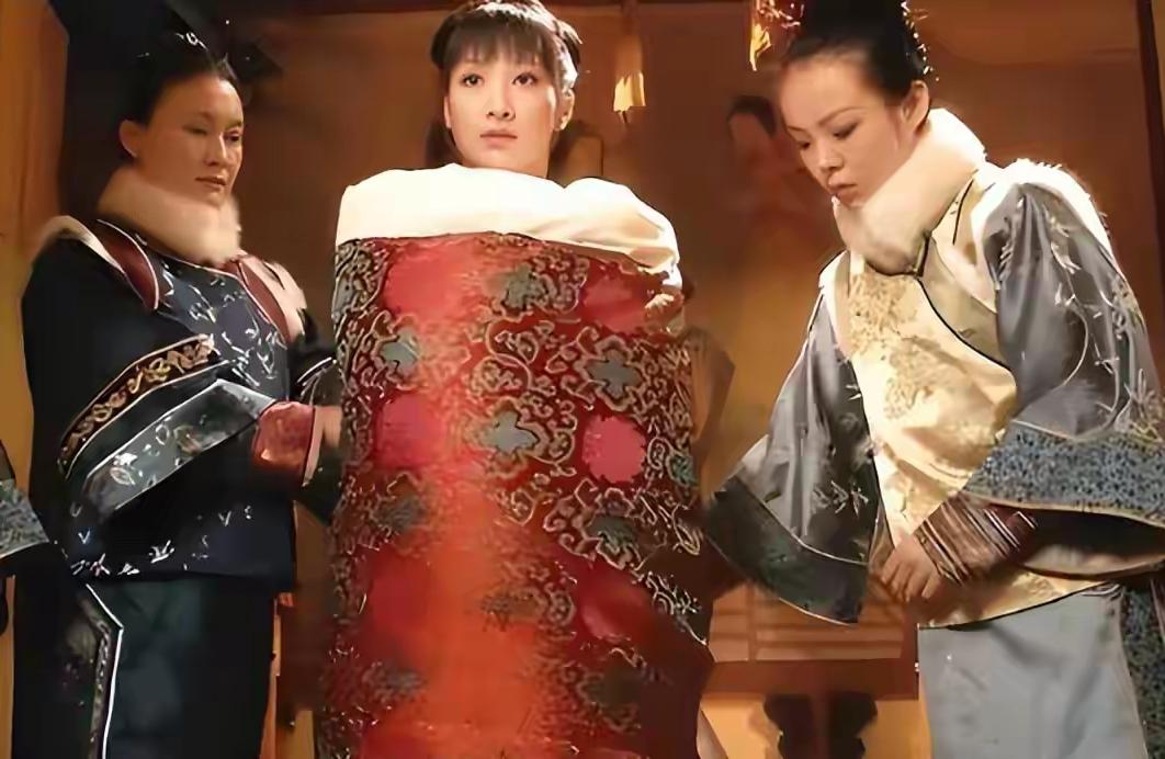 清朝后宫嫔妃们侍寝，可不是“脱光了用被子裹起来”送到龙床上很多人对清朝后宫