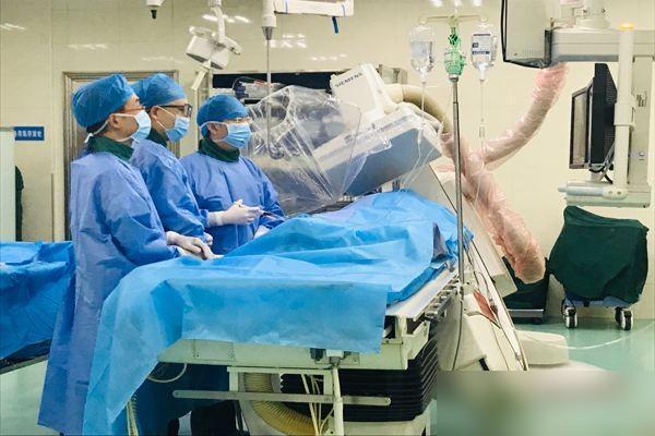 我妈因为背部长了个包块去医院检查，医生说是粉瘤切了就行，我妈就去做了切除手术。