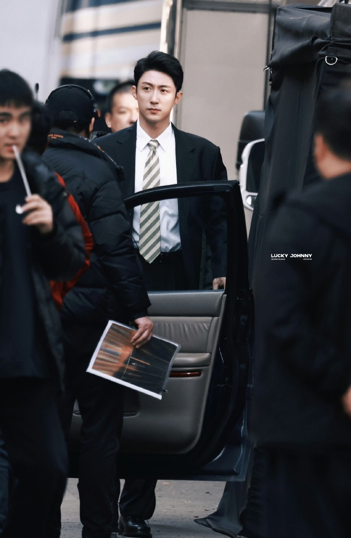 家人们谁懂啊！黄景瑜这路透直接把我拿捏得死死的。一袭笔挺西装帅气逼人，摸婚戒的动