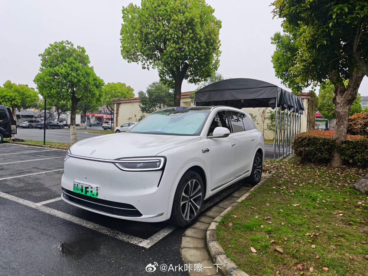 早鸭！昨晚在歙县找了个停车场在车里睡的，正好试试在鸿蒙智行商城买的M7充气睡垫，