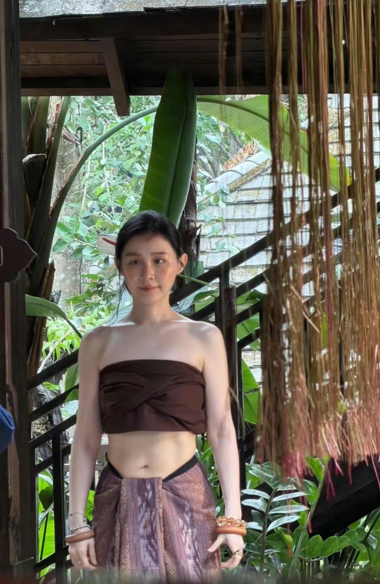 金靖瘦到认不出来有网友偶遇金靖拍摄，瘦到一时间没认出来，整个人线条纤细又轻盈，悄